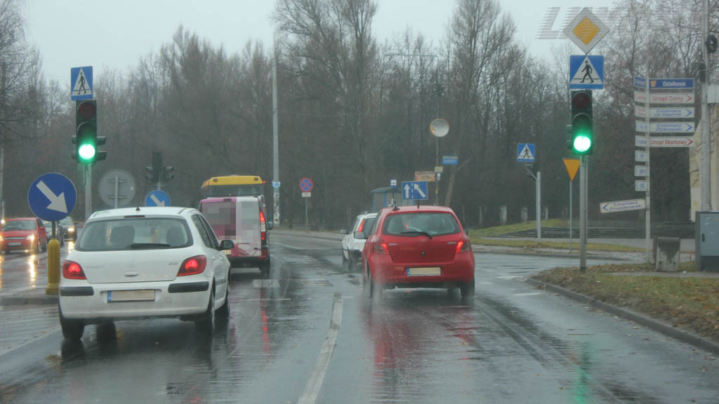 zdjecie do pytania - W której fazie intensywnego deszczu jezdnia asfaltowa jest najbardziej śliska?