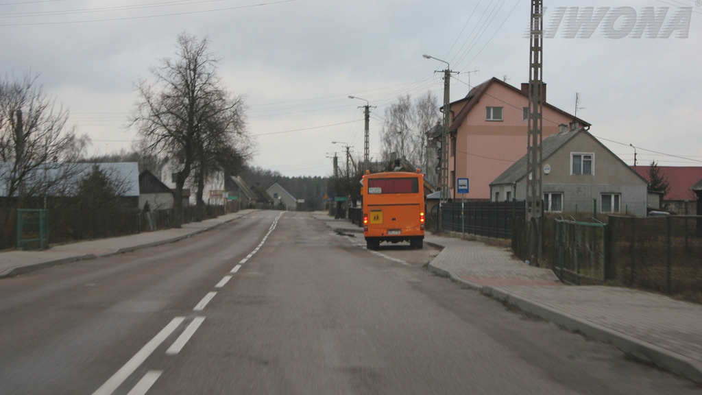 zdjecie do pytania - Czy zbliżając się do miejsca postoju autobusu szkolnego poza obszarem zabudowanym masz obowiązek umożliwić kierującemu tym autobusem wjazd na jezdnię, o ile sygnalizuje on zamiar wykonania takiego manewru?