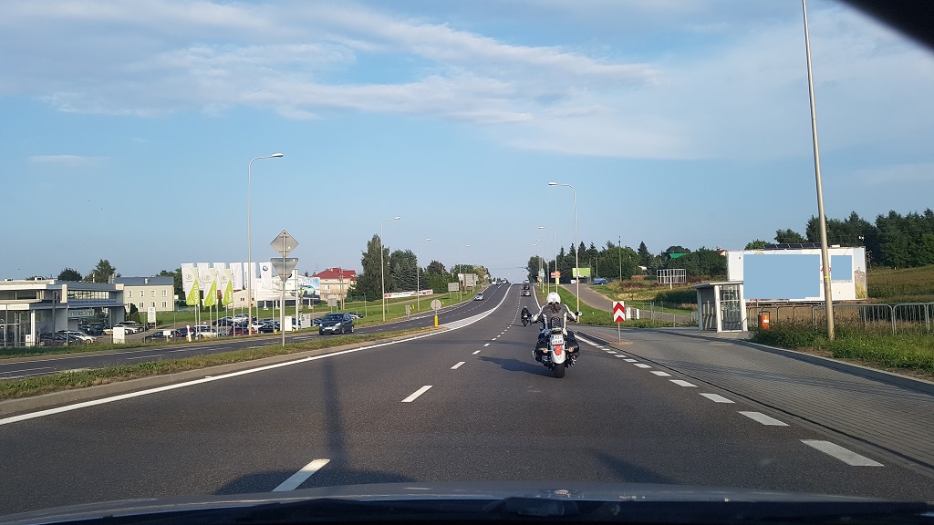 zdjecie do pytania - Jaki odstęp od poprzedzającego pojazdu należy zachować kierując samochodem osobowym tą drogą?