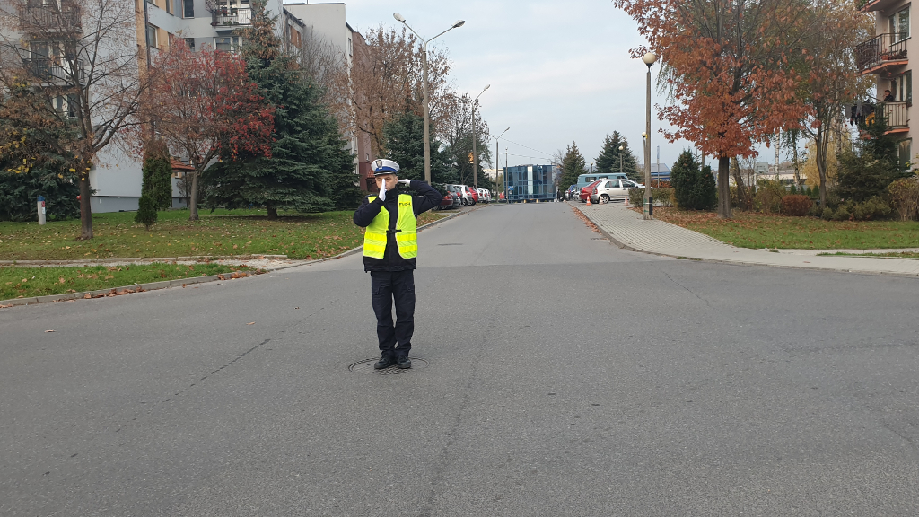 zdjecie do pytania - Czy możesz wjechać na skrzyżowanie widząc policjanta stojącego w takiej pozycji?