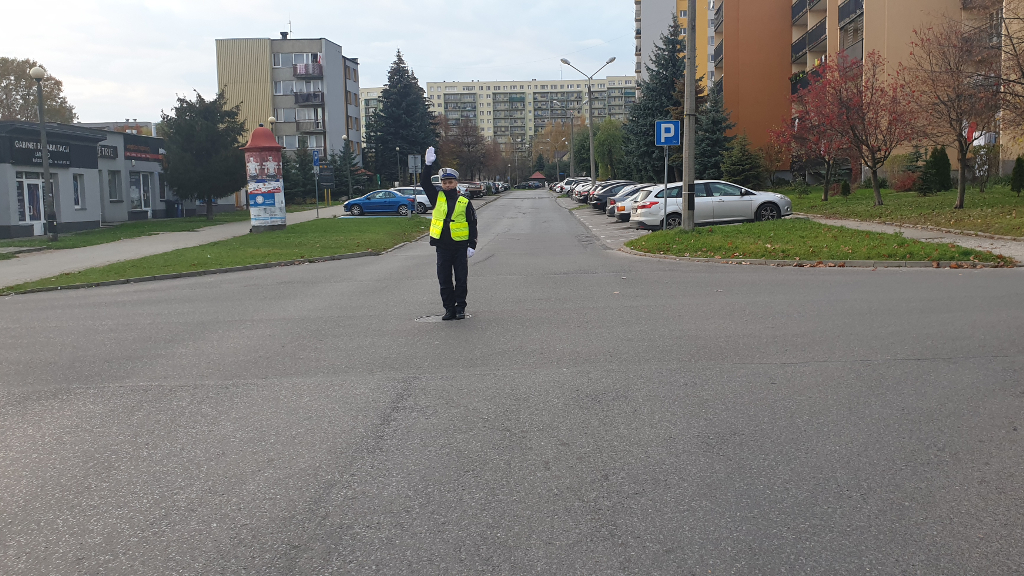 zdjecie do pytania - Czy będziesz miał za chwilę możliwość wjazdu na skrzyżowanie, jeżeli widzisz tak stojącego policjanta?