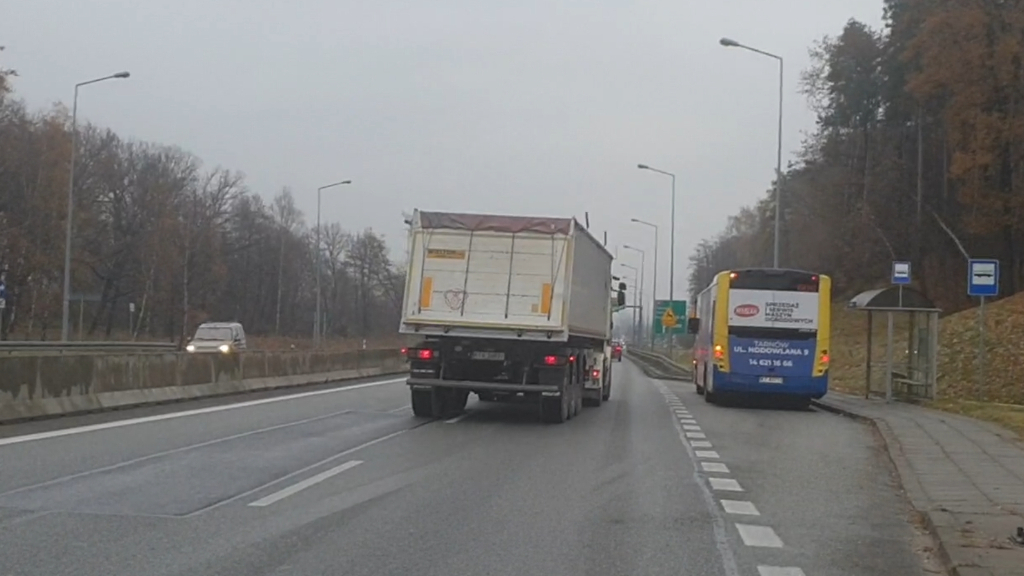 zdjecie do pytania - Znajdujesz się poza obszarem zabudowanym. Czy jesteś zobowiązany umożliwić kierującemu autobusem włączenie się do ruchu?